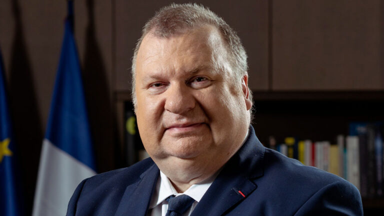 Renforcer la souveraineté stratégique face aux risques géopolitiques – Entretien avec Emmanuel Chiva, délégué général pour l&rsquo;armement