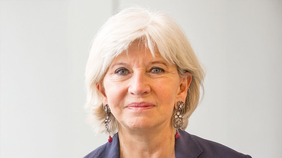 Dix ans après l’Accord de Paris : la transition écologique sous pression – Entretien avec Laurence Tubiana, diplomate, présidente de la Convention citoyenne pour la transition écologique, professeure et directrice de la chaire Développement Durable, IEP de Paris.